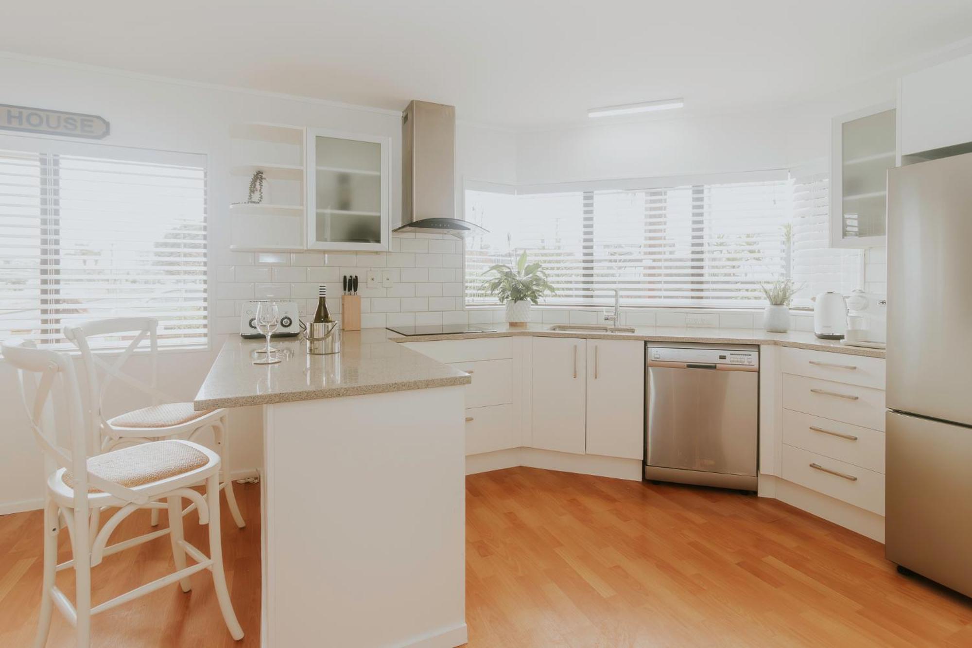 Salty Breeze Beach House Orewa Buitenkant foto